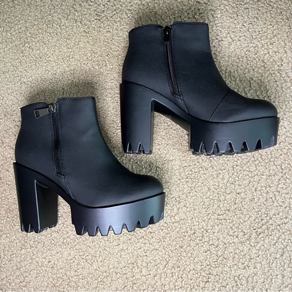 Refresh Black Ankle Booties Zip Up Closure Size 6 - Picture 9 of 11